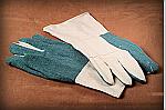 HG532G. HEAVY WEIGHT TRIPLE LAYER HOT MILL,GREEN PALM,4 1/2"PLASTICIZED GAUNTLET. PRICE PER DOZEN.
