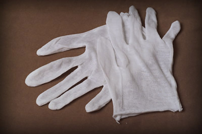 I4800. MEN'S BLEACHED WHITE LISLE GLOVES, UNHEMMED. PRICE PER DOZEN.